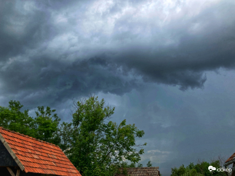 Valami készülődik 