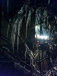 Jégcsapok a lámpafénynél