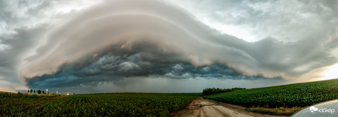 A tegnapi peremfelhő panorámaképen