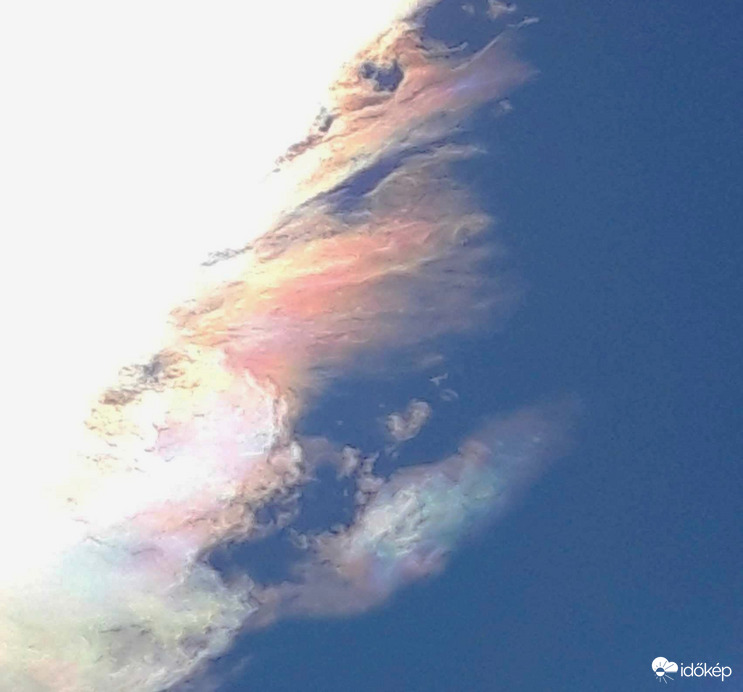 Irizáló felhők 