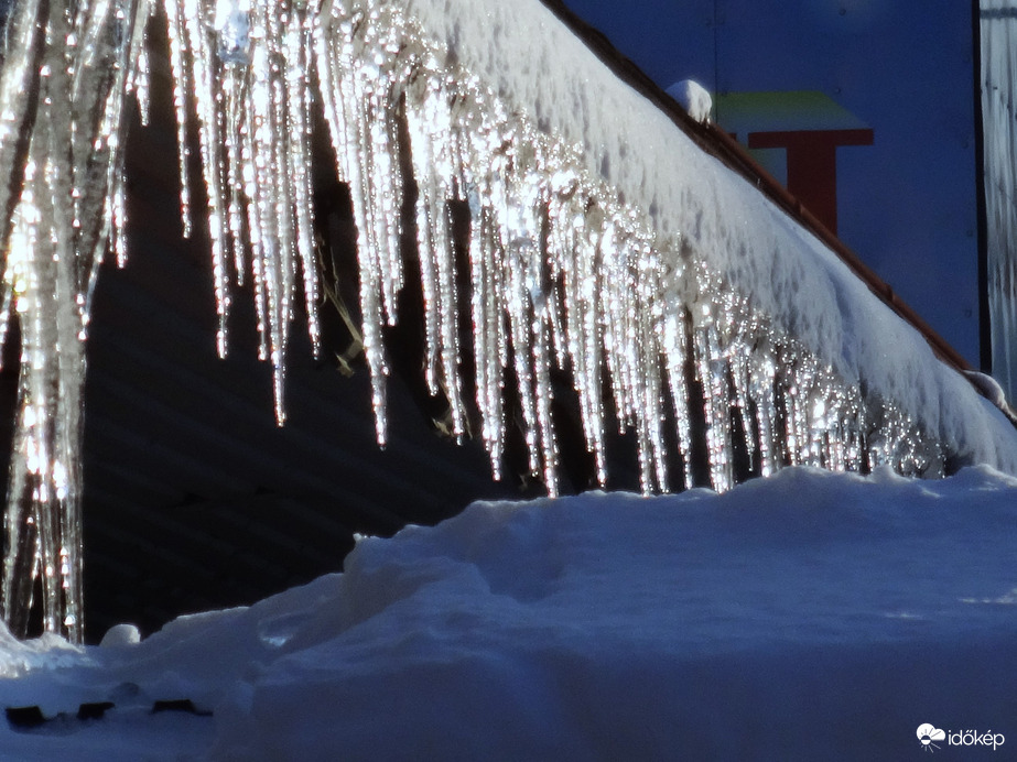 a nap megolvasztotta a havat a tetőkön