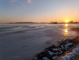 Naplemente a befagyott Balatonon