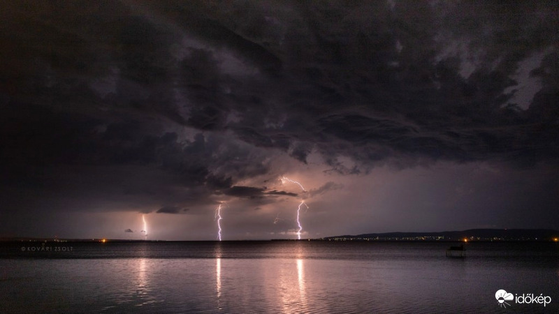 Pénteki villámshow a Balatonnál 