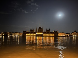 Parlament, telihold és árvíz