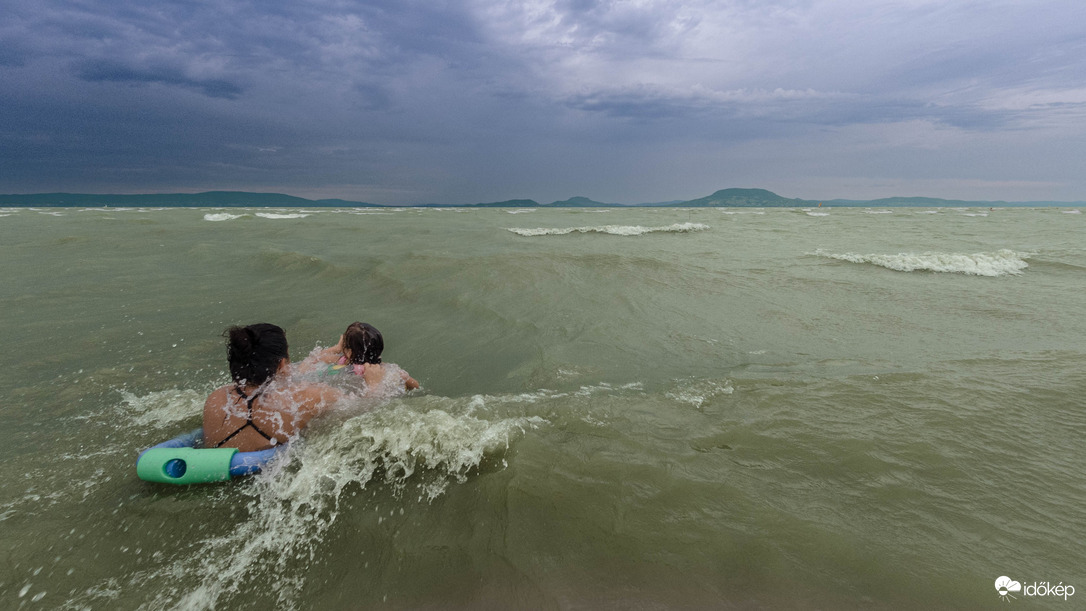 Fürdőzők a viharos Balatonon