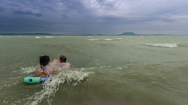 Fürdőzők a viharos Balatonon