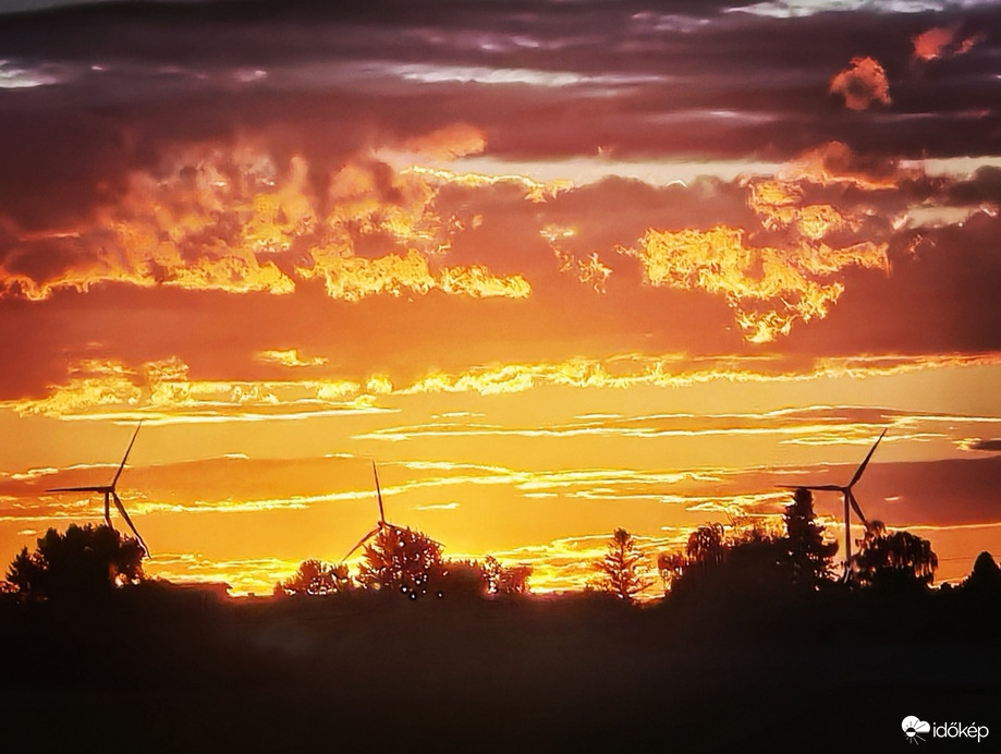 Szélturbinák a lenyugvó nap fényében