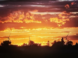 Szélturbinák a lenyugvó nap fényében