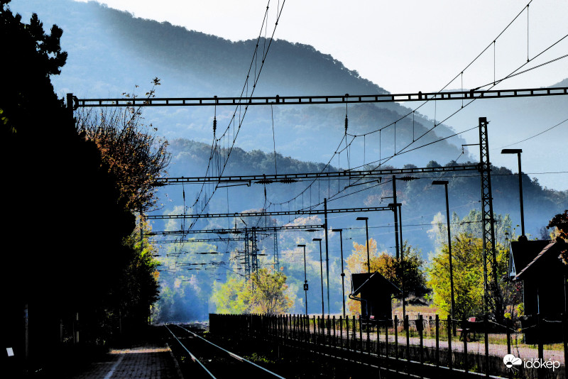 Ködből éledő színek Zebegény állomásán