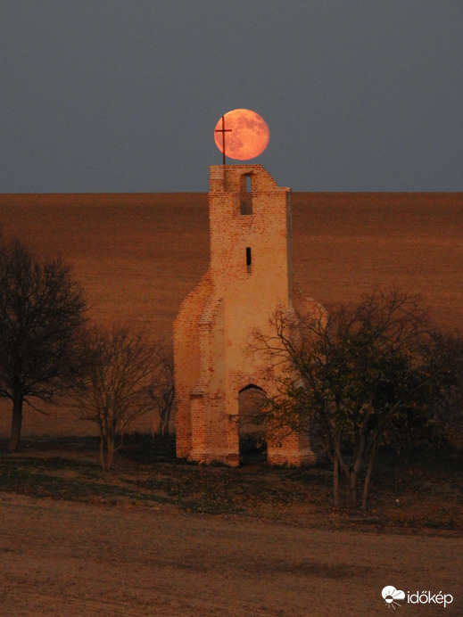 A Somolyi templomrom és a telihold