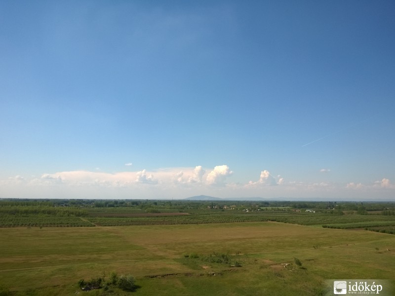 Távolba a Tokaji hegy