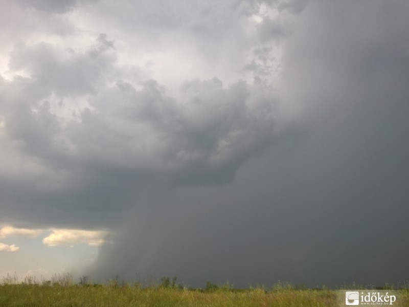 Az ég a földdel összeér..