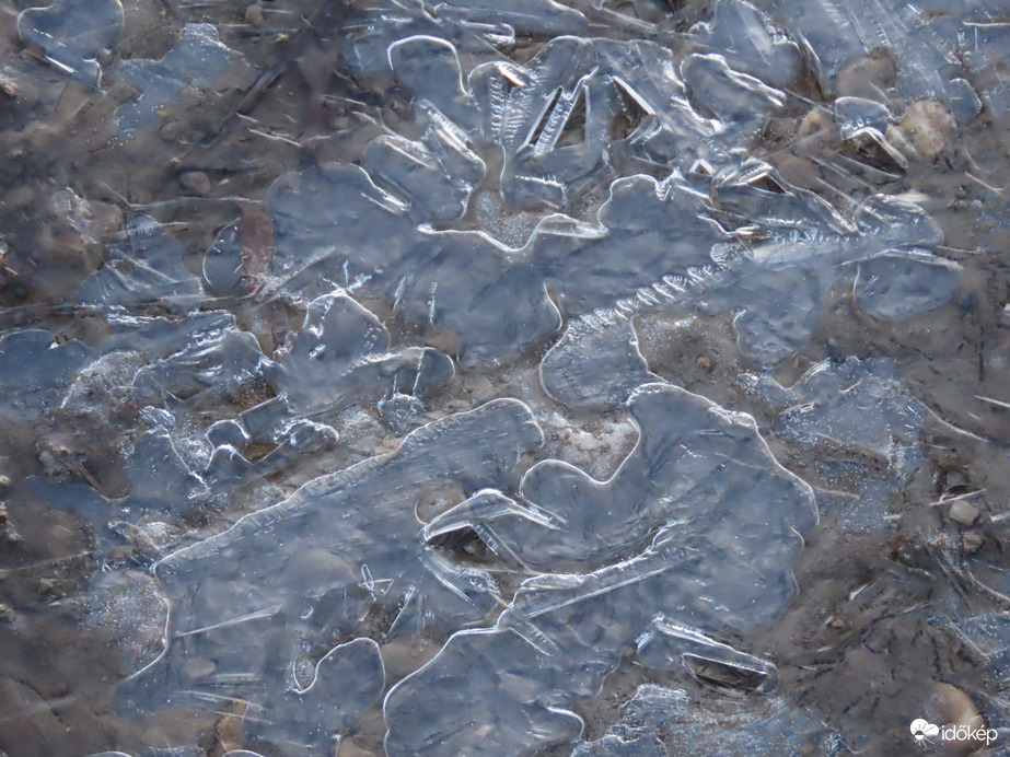 Érdekes minták a jégen