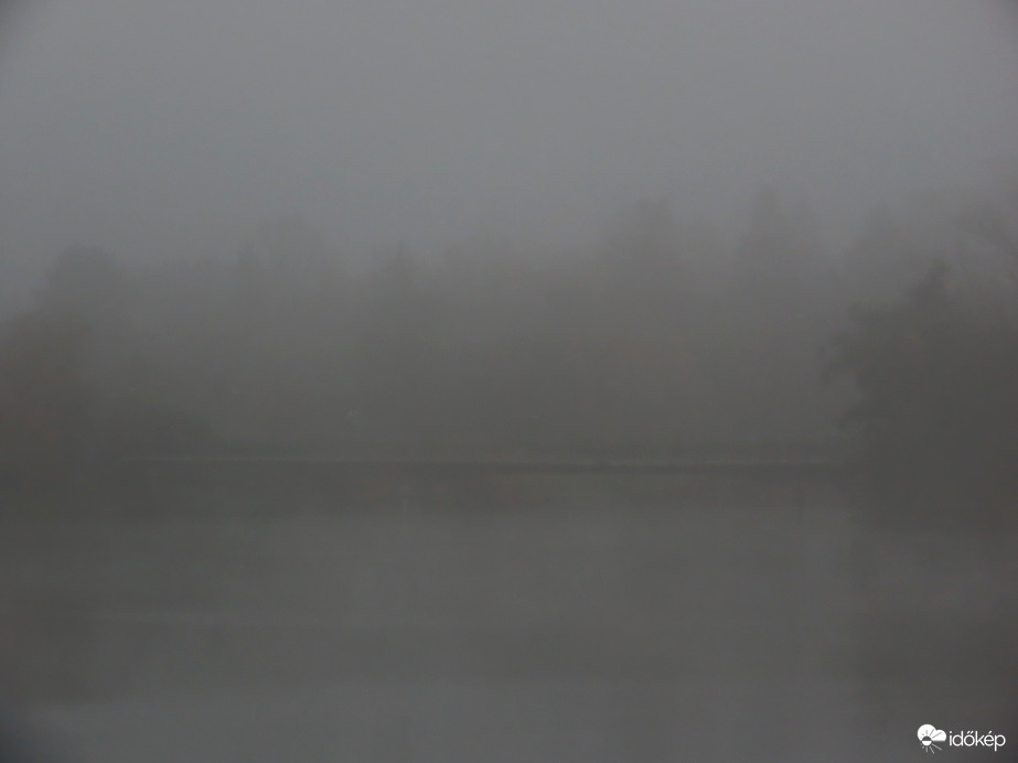 Ennyi látszott a szigetre vezető hídból (szinte semmi)