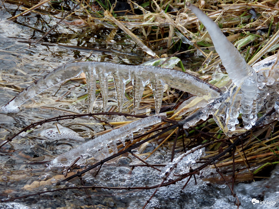 Érdekes formákat alkotott a víz és a fagy