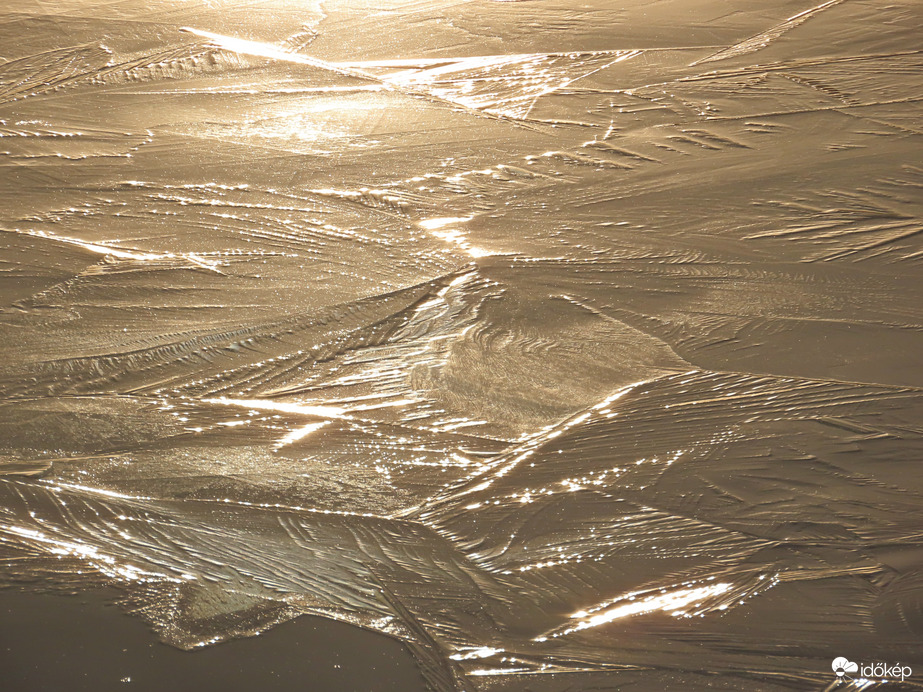 Napfény csillogása a jégen