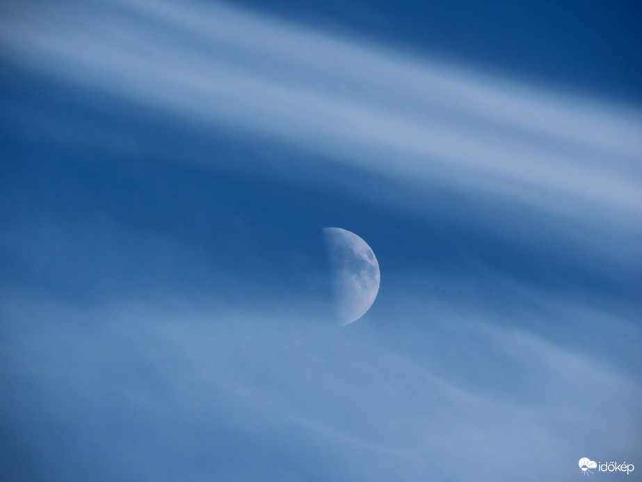 Felhők között a Hold