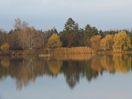 Még színes a tópart