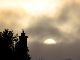 A Nap kikukkantott a felhők közül
