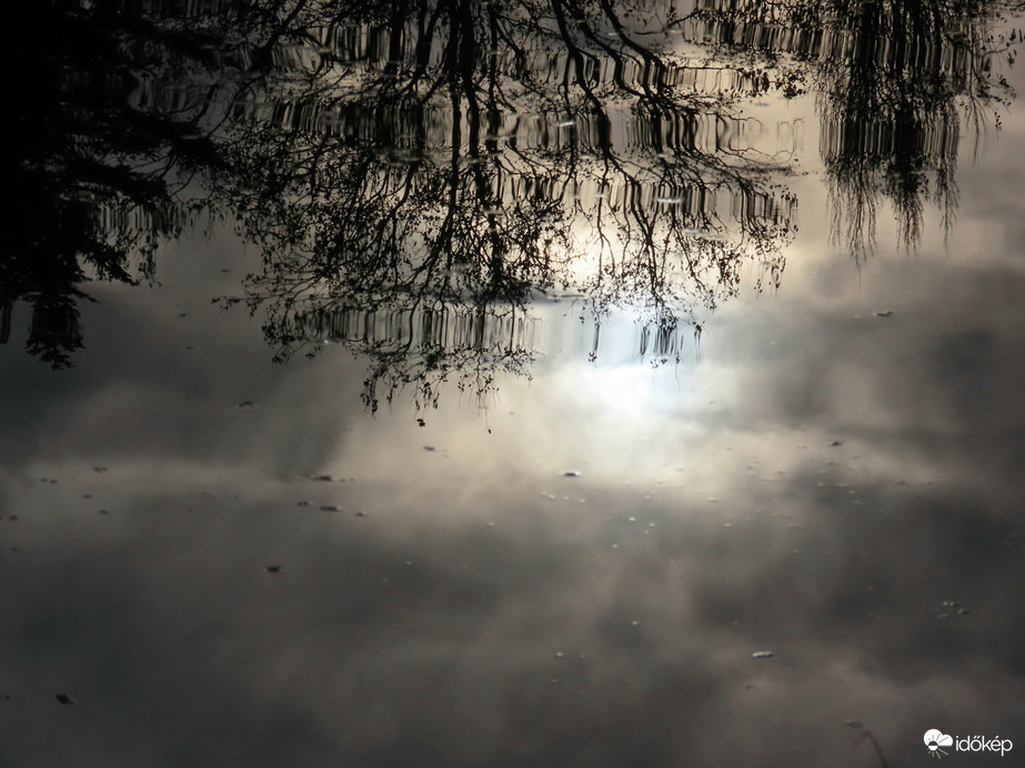 Tükörbe nézett a Nap