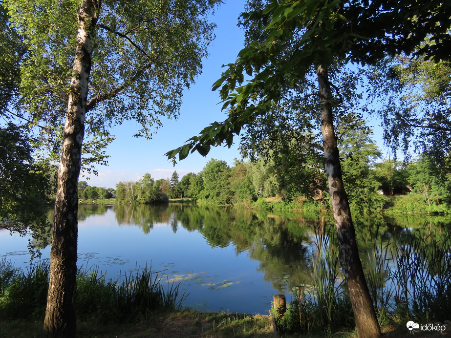 A Horgásztó látképe reggel