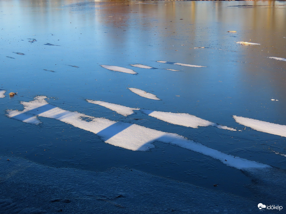 Hóminták a tó jegén
