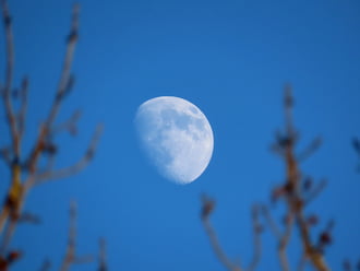 Délutáni kékség Holddal