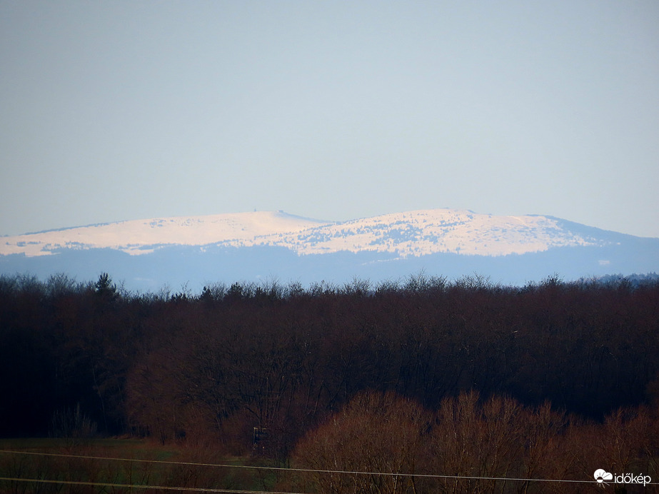 Havas hegyek a távolban