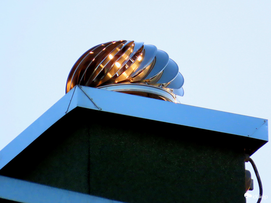 Fellobbanó fények a háztetőn