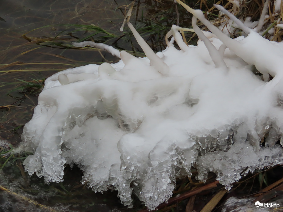 Jeges csodák a csobogónál 1.