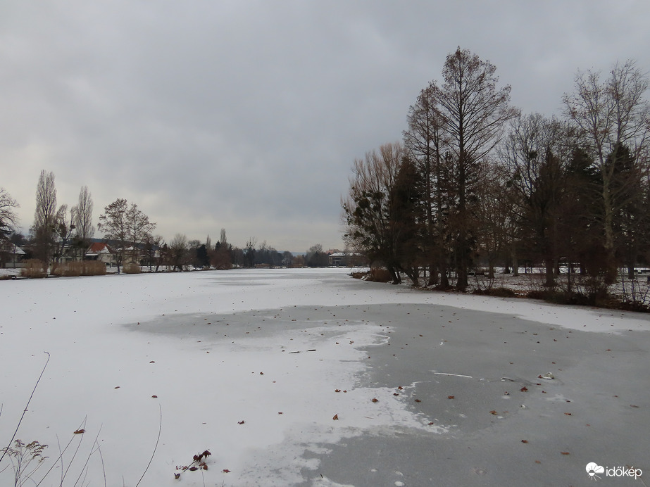 A befagyott Csónakázó-tó