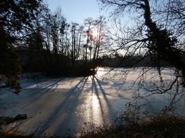 A fény játéka a Horgásztó jegén
