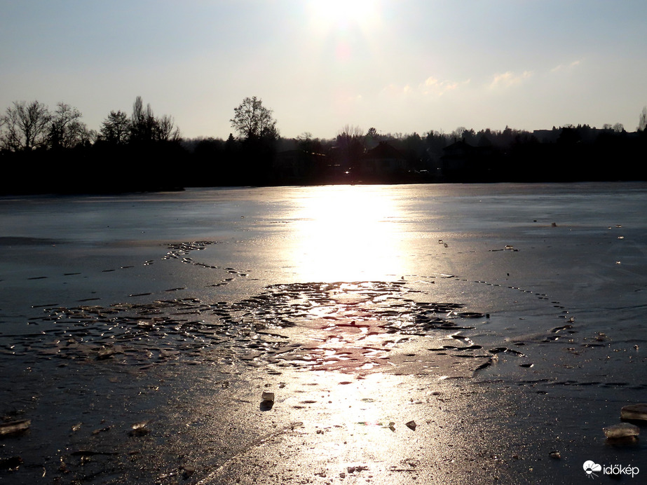 Fényhíd a Csónakázó-tó jegén