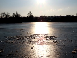 Fényhíd a Csónakázó-tó jegén