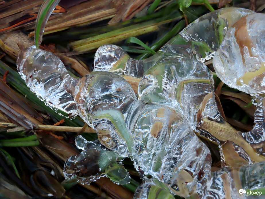 Újabb jégcsodák a csobogónál 1.