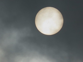 Felhők közül előbukkanó Nap