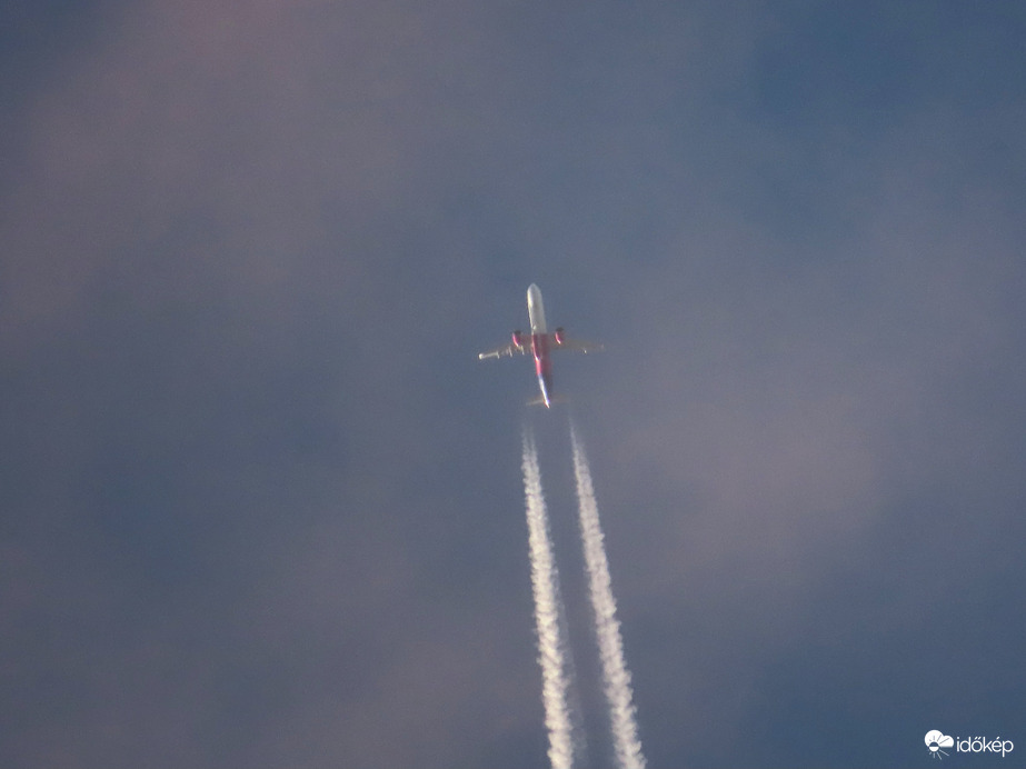 Suhanás rózsaszín felhők között