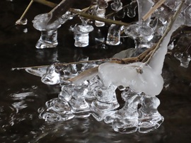 Fagy és víz alkotása a Perint-patakon