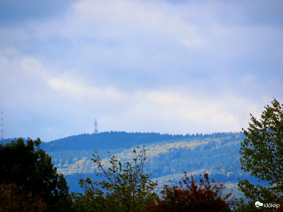 A tiszta levegőben még a sárguló fák is látszanak a Kőszegi-hegységben