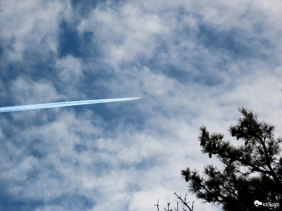 Felhők között száguldó