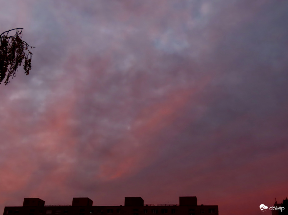 Pirkadat a házak felett