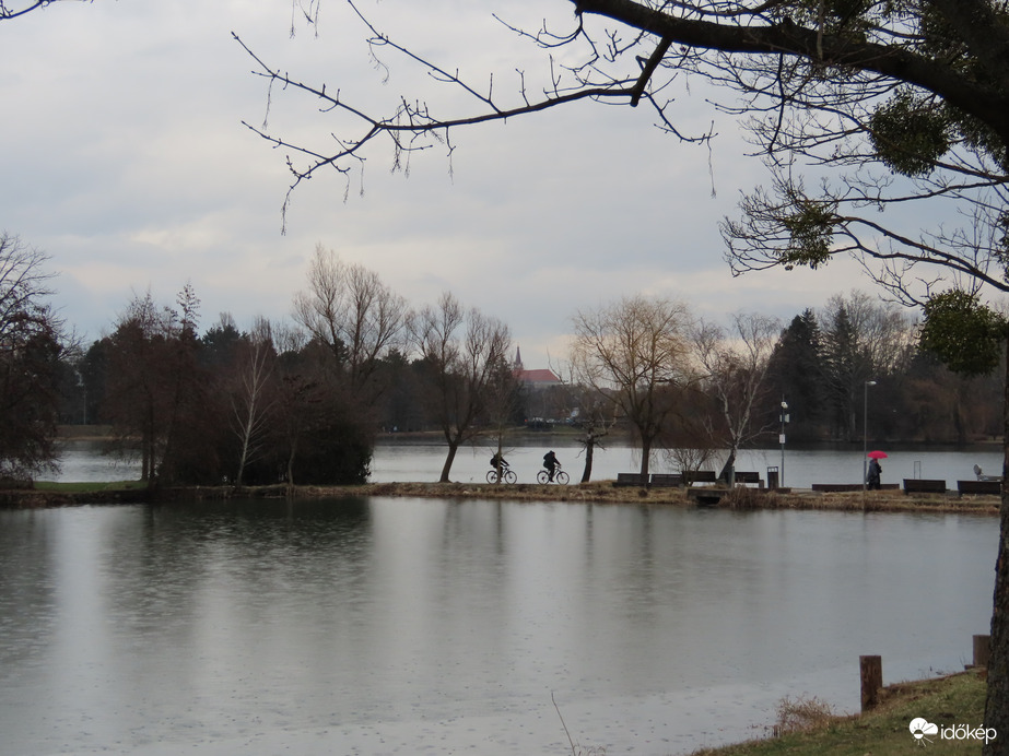 Esőben a Csónakázó-és Horgásztónál