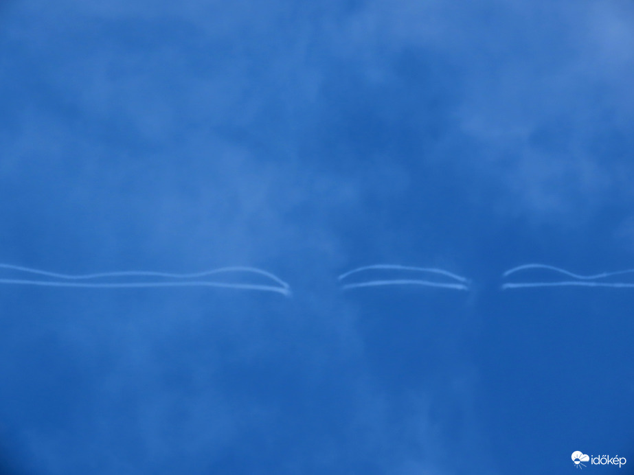 Jeleket hagyott  az égbolton