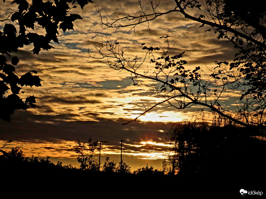 Felhők között kelt fel a Nap