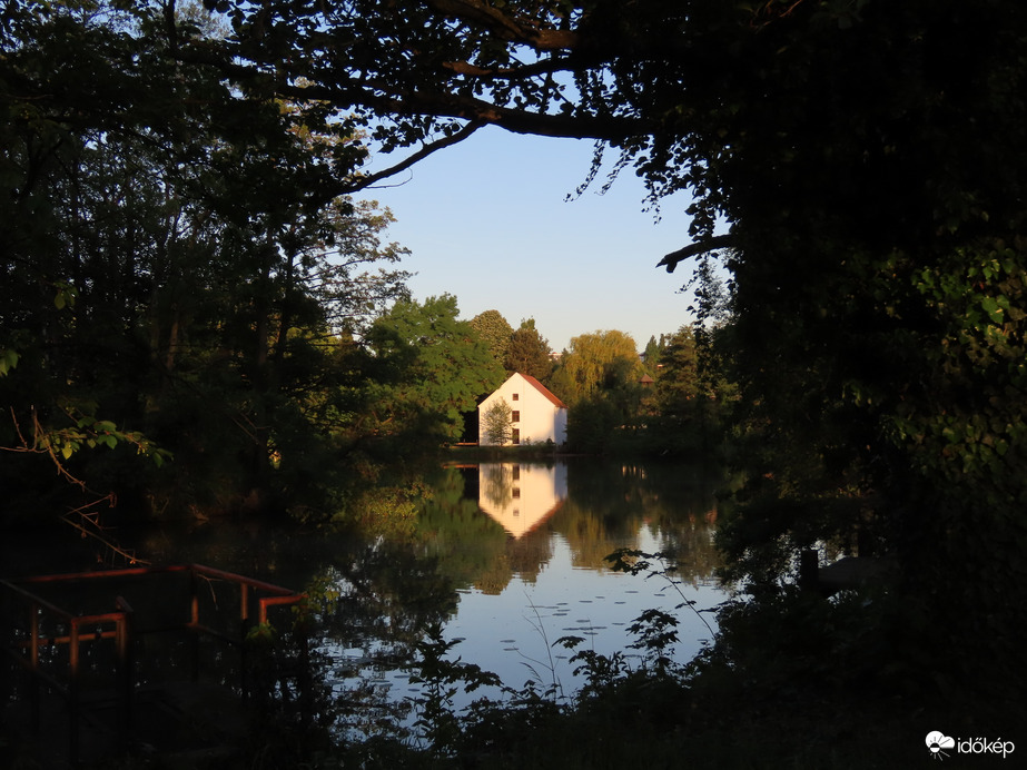 Keretbe foglalva