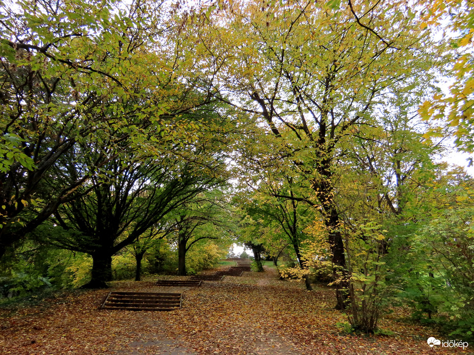 Lépcsősor vezet a dombtetőre