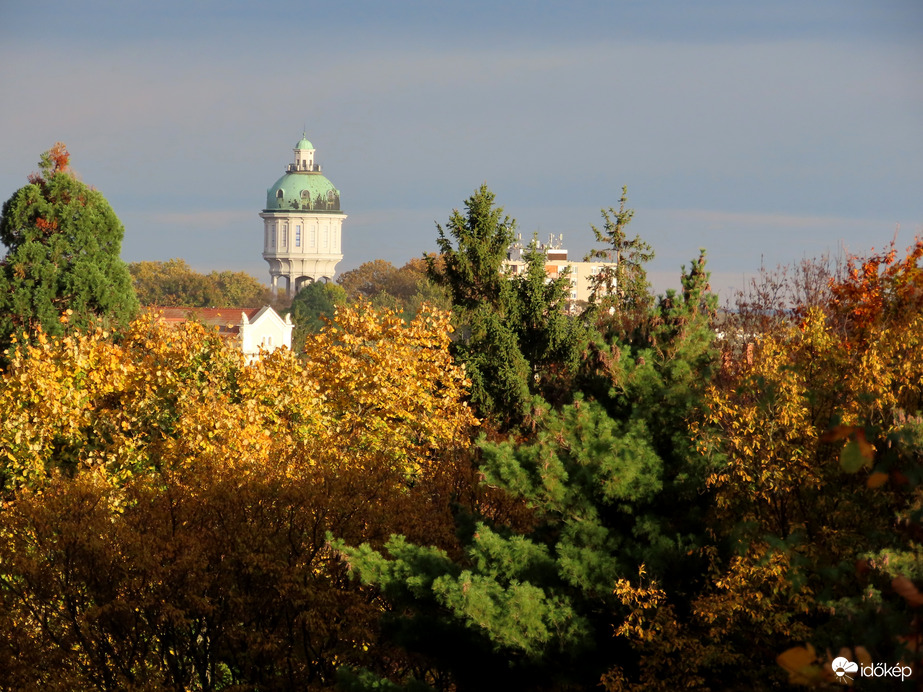 Kitekintés az őszi színekbe öltözött városra