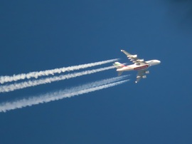 A magasban gépmadár suhant át