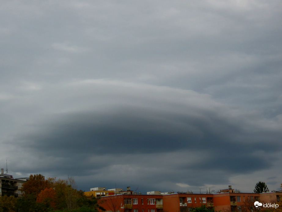 Ufó a házak felett