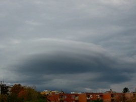 Ufó a házak felett